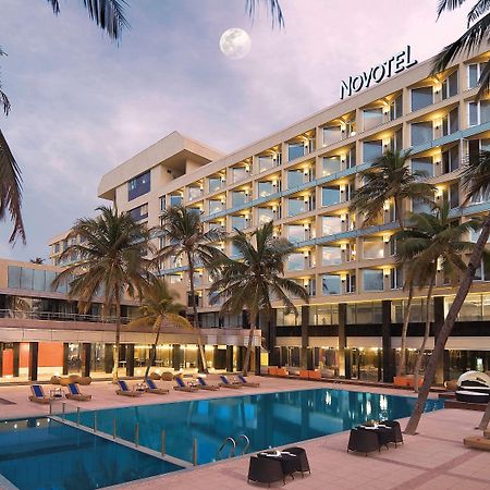 Novotel Mumbai Juhu Beach Exteriér fotografie The hotel's pool