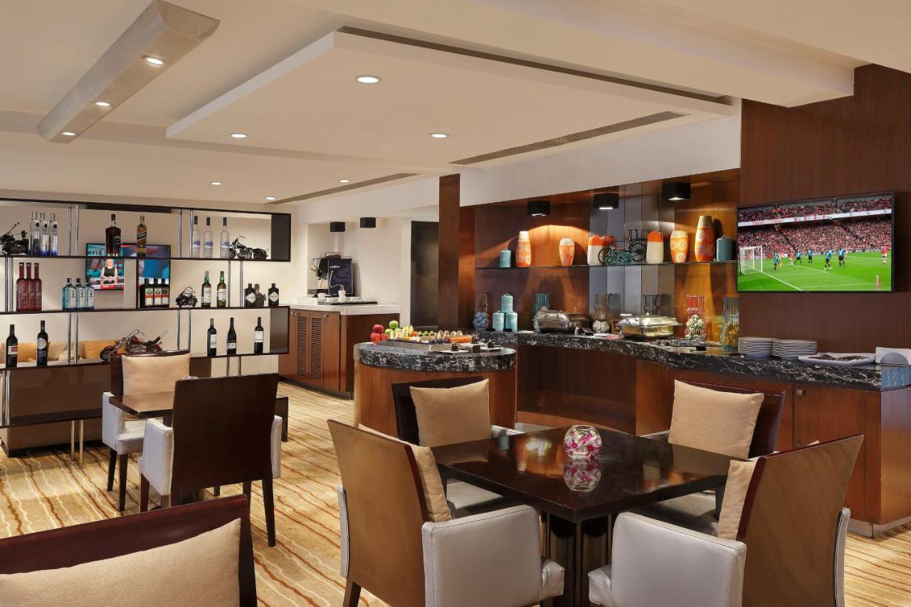 Novotel Mumbai Juhu Beach Exteriér fotografie The Emirates Lounge at Dubai International Airport