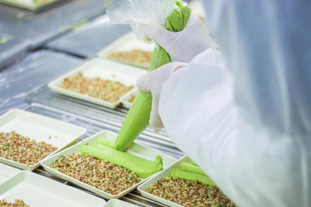 Novotel Mumbai Juhu Beach Exteriér fotografie A researcher working with plant tissue culture
