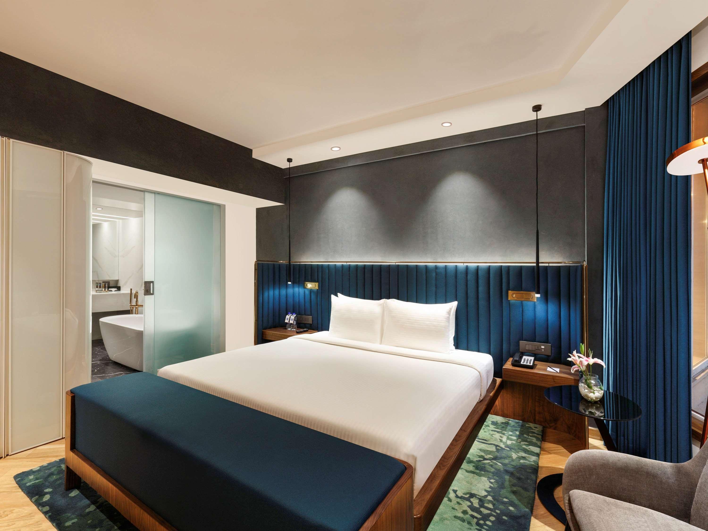 Novotel Mumbai Juhu Beach Exteriér fotografie A bedroom at the hotel