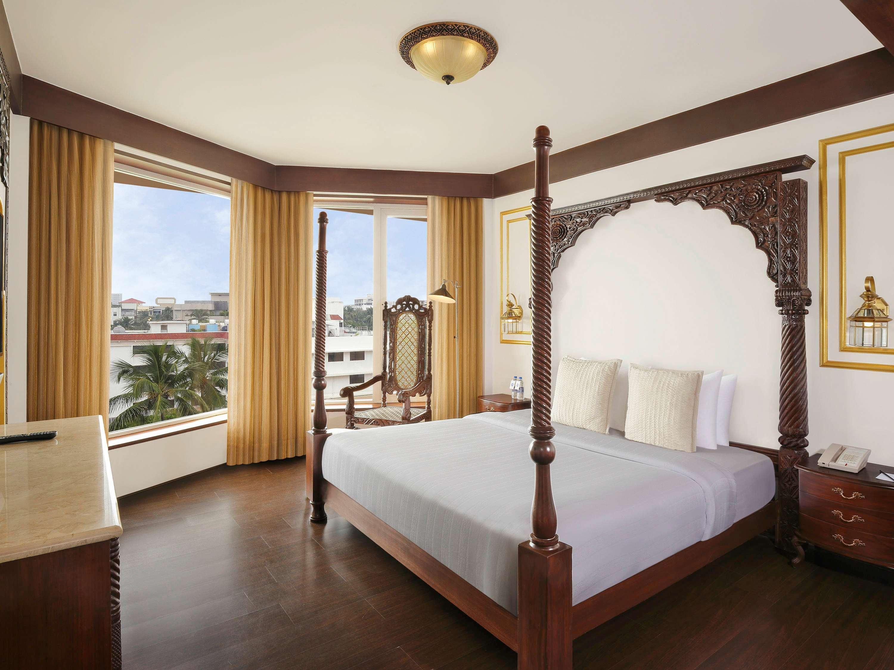 Novotel Mumbai Juhu Beach Exteriér fotografie A bedroom at the hotel
