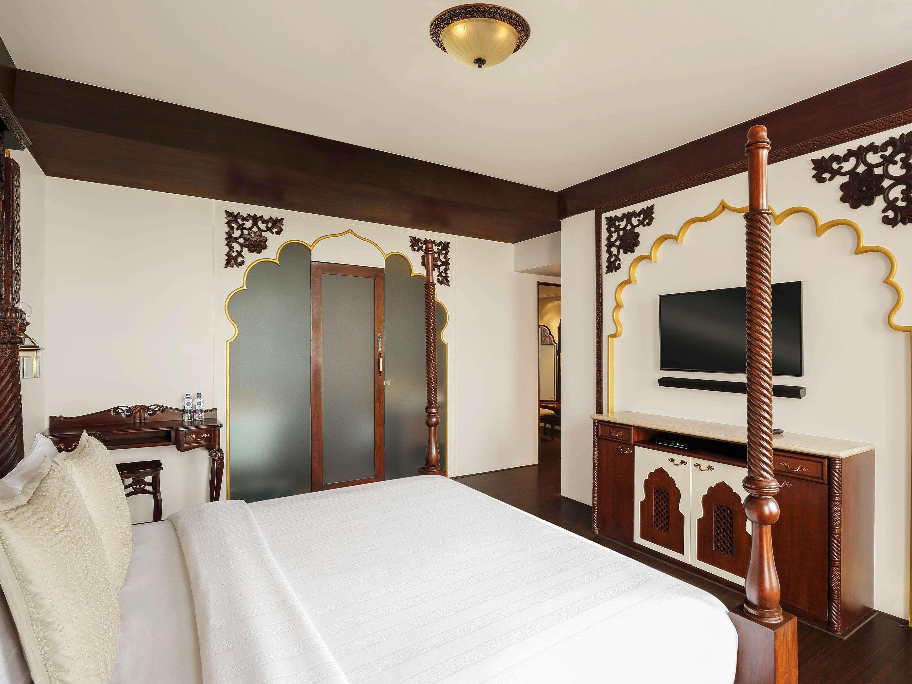 Novotel Mumbai Juhu Beach Exteriér fotografie A bedroom at the Taj Mahal Palace