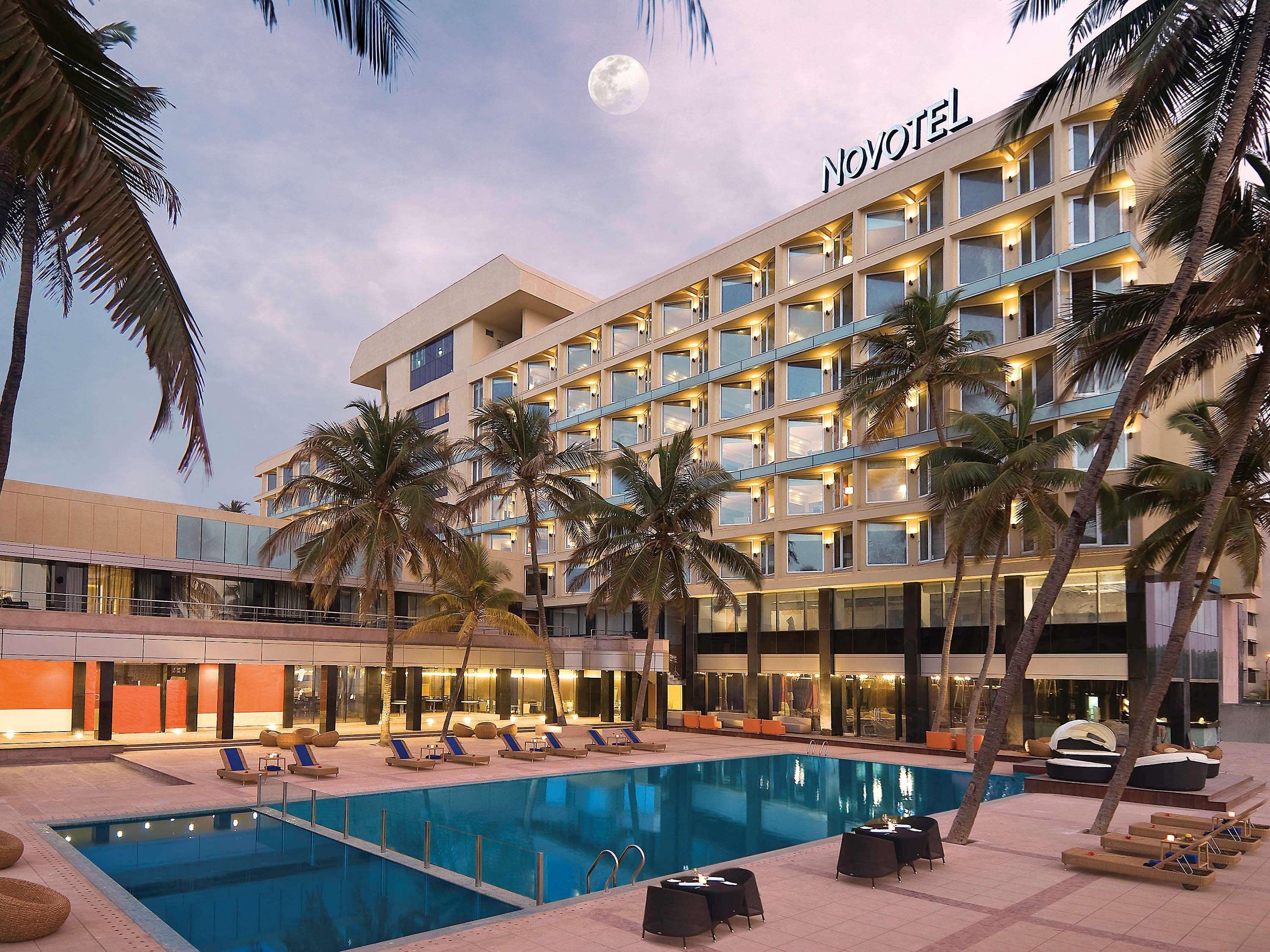 Novotel Mumbai Juhu Beach Exteriér fotografie The hotel's pool