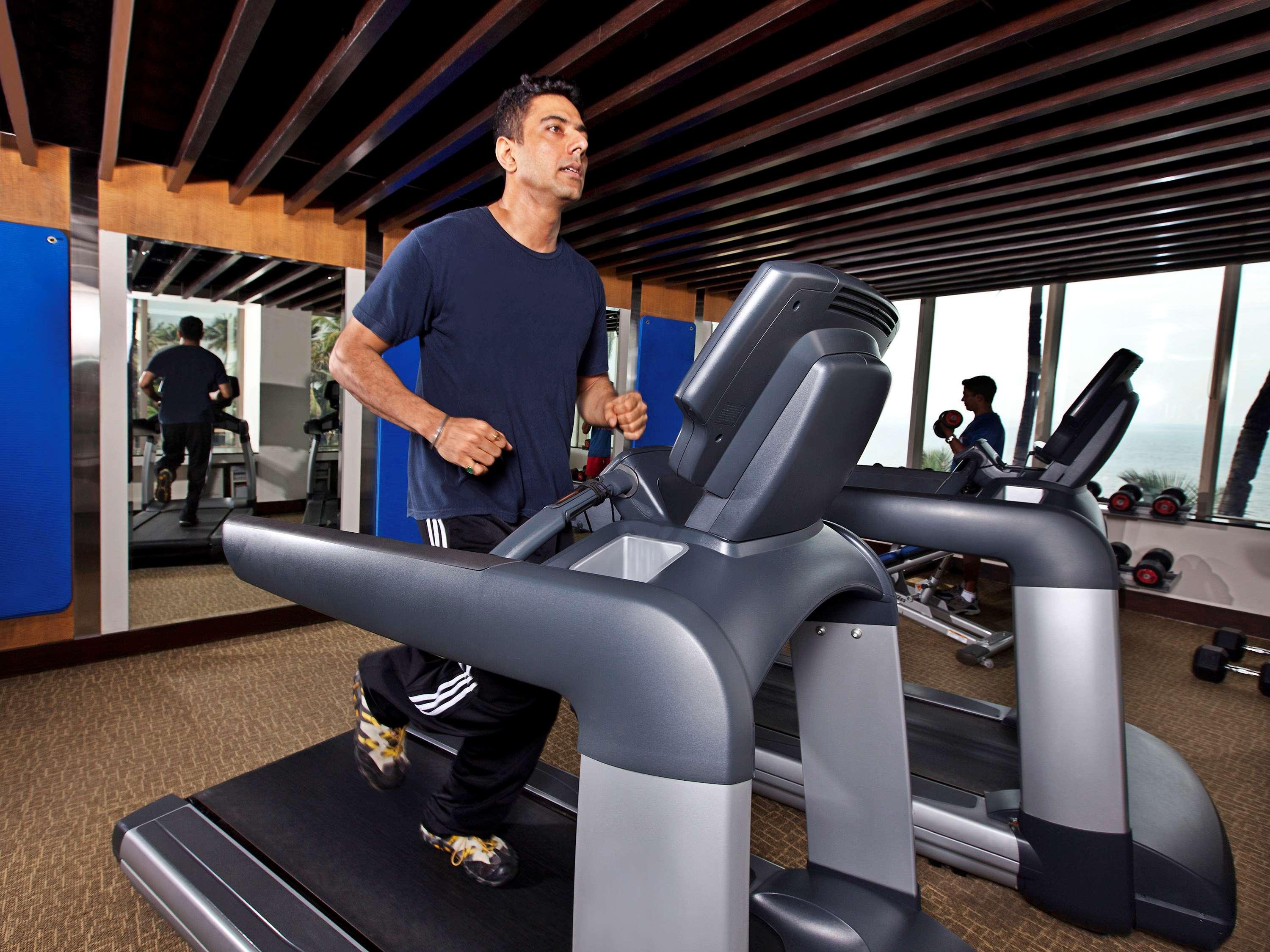 Novotel Mumbai Juhu Beach Exteriér fotografie A treadmill in use