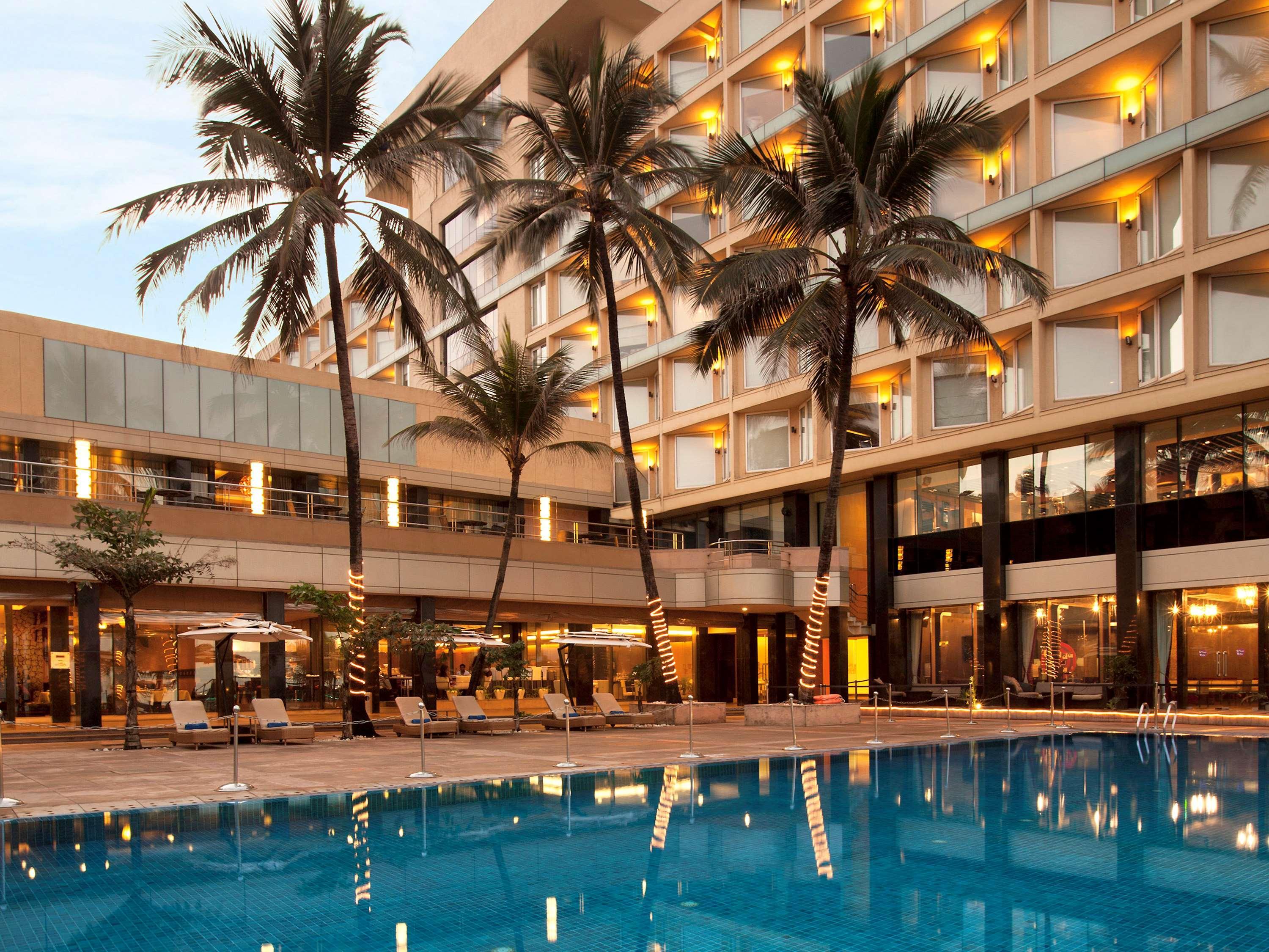 Novotel Mumbai Juhu Beach Exteriér fotografie The Taj Mahal Palace, Mumbai