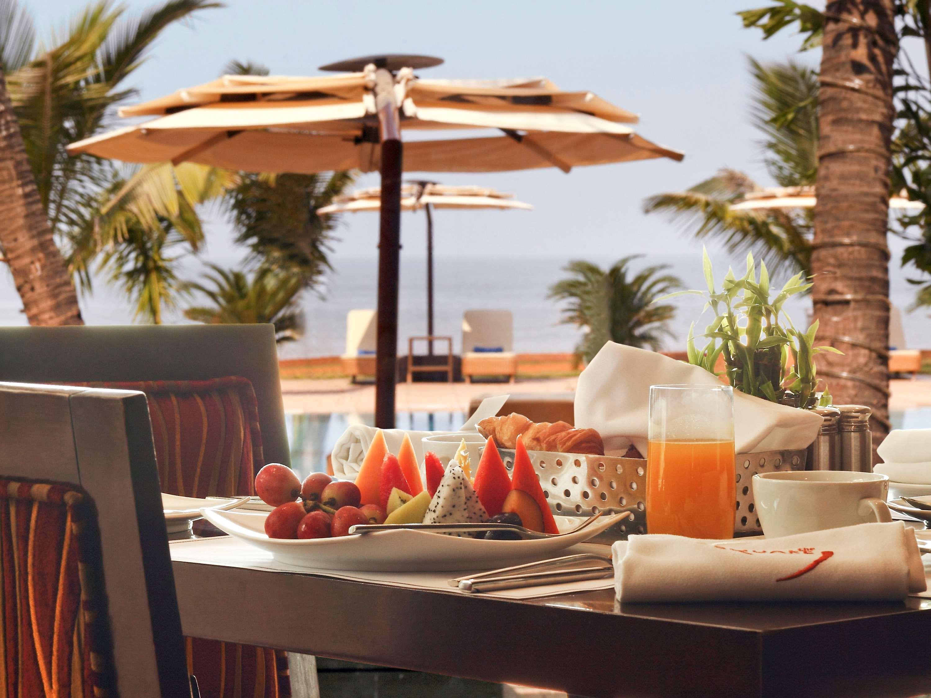 Novotel Mumbai Juhu Beach Exteriér fotografie Breakfast at the beach