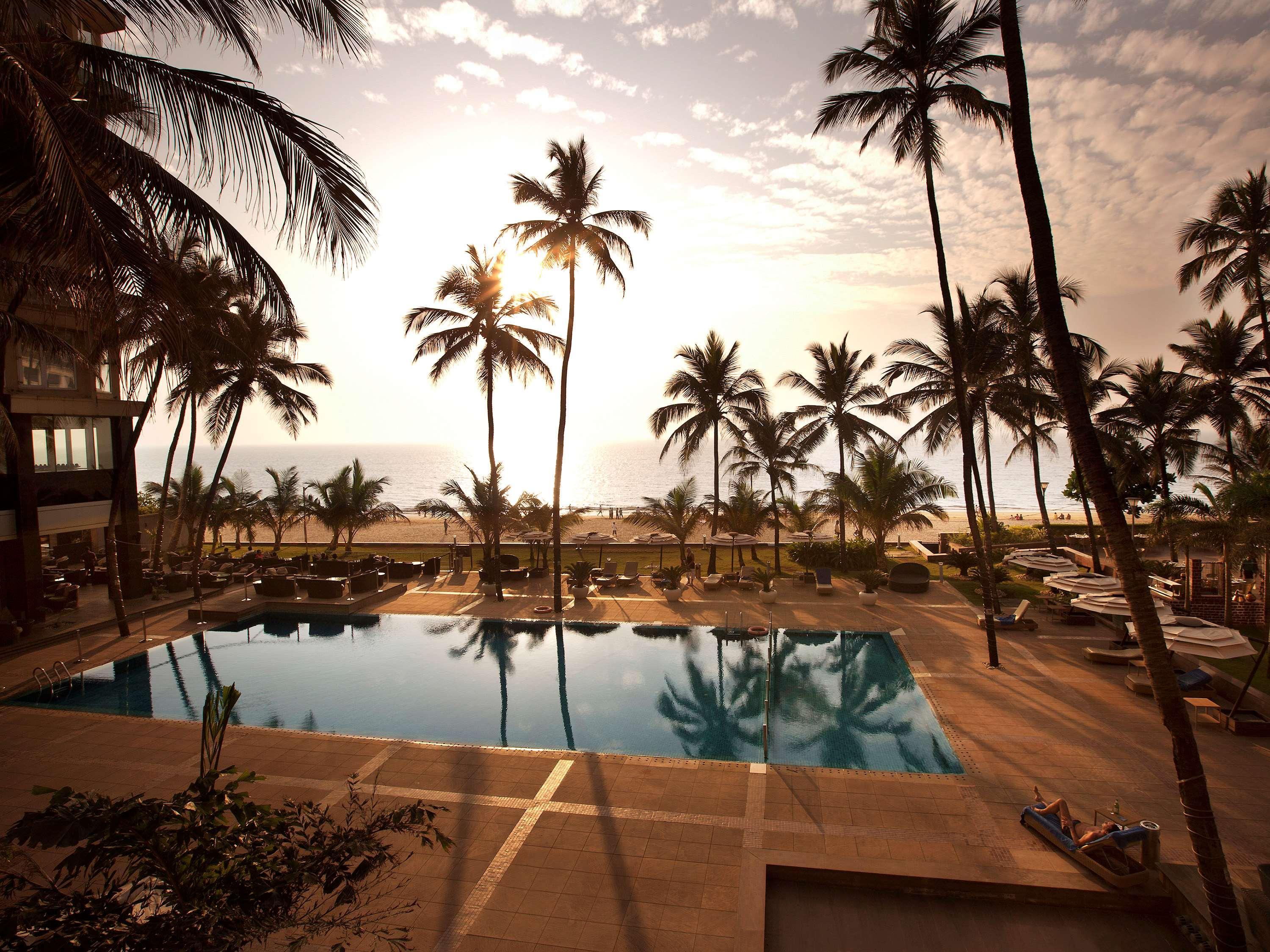 Novotel Mumbai Juhu Beach Exteriér fotografie The pool at the Taj Bengal