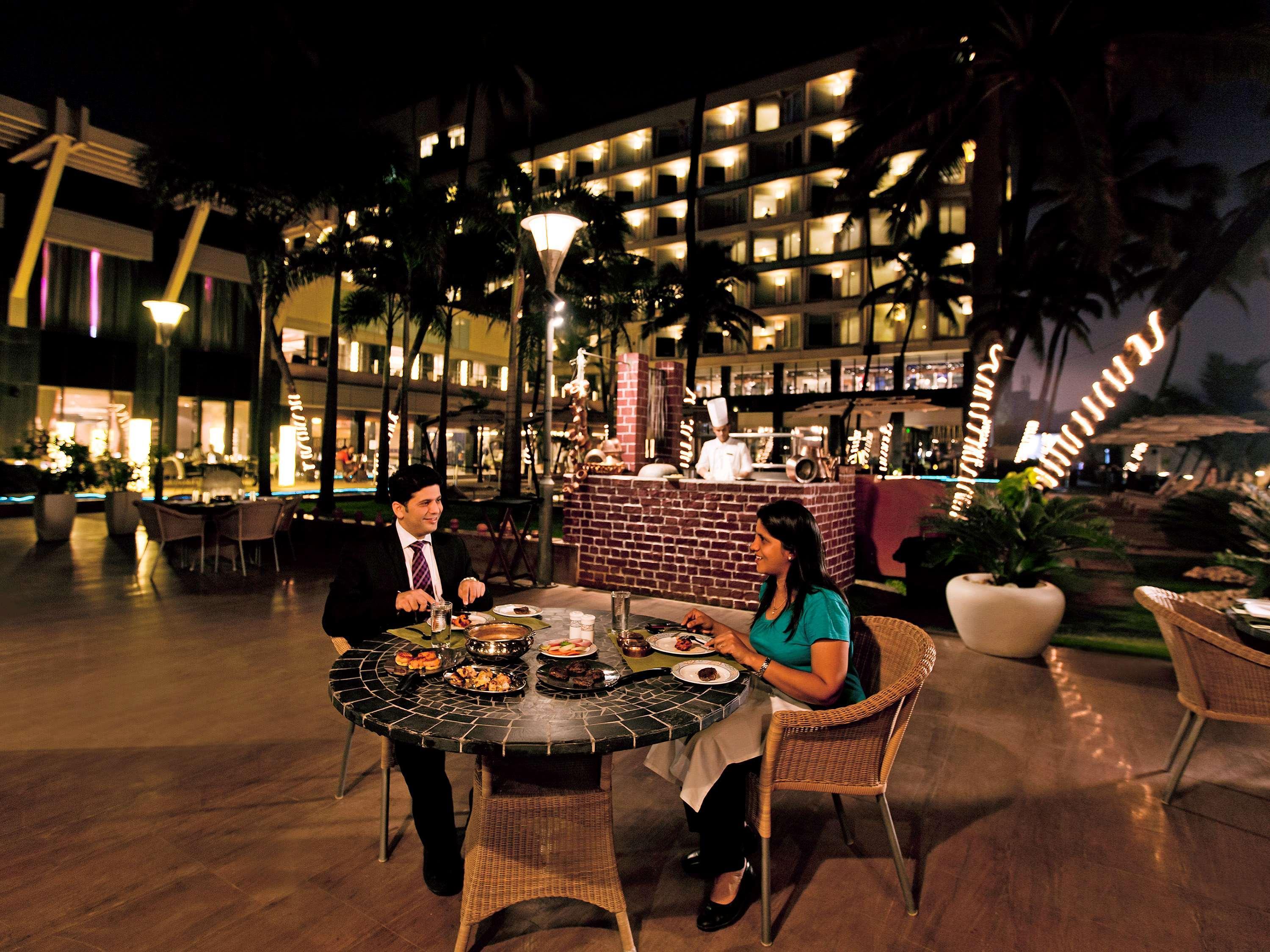 Novotel Mumbai Juhu Beach Exteriér fotografie The Royal Bar