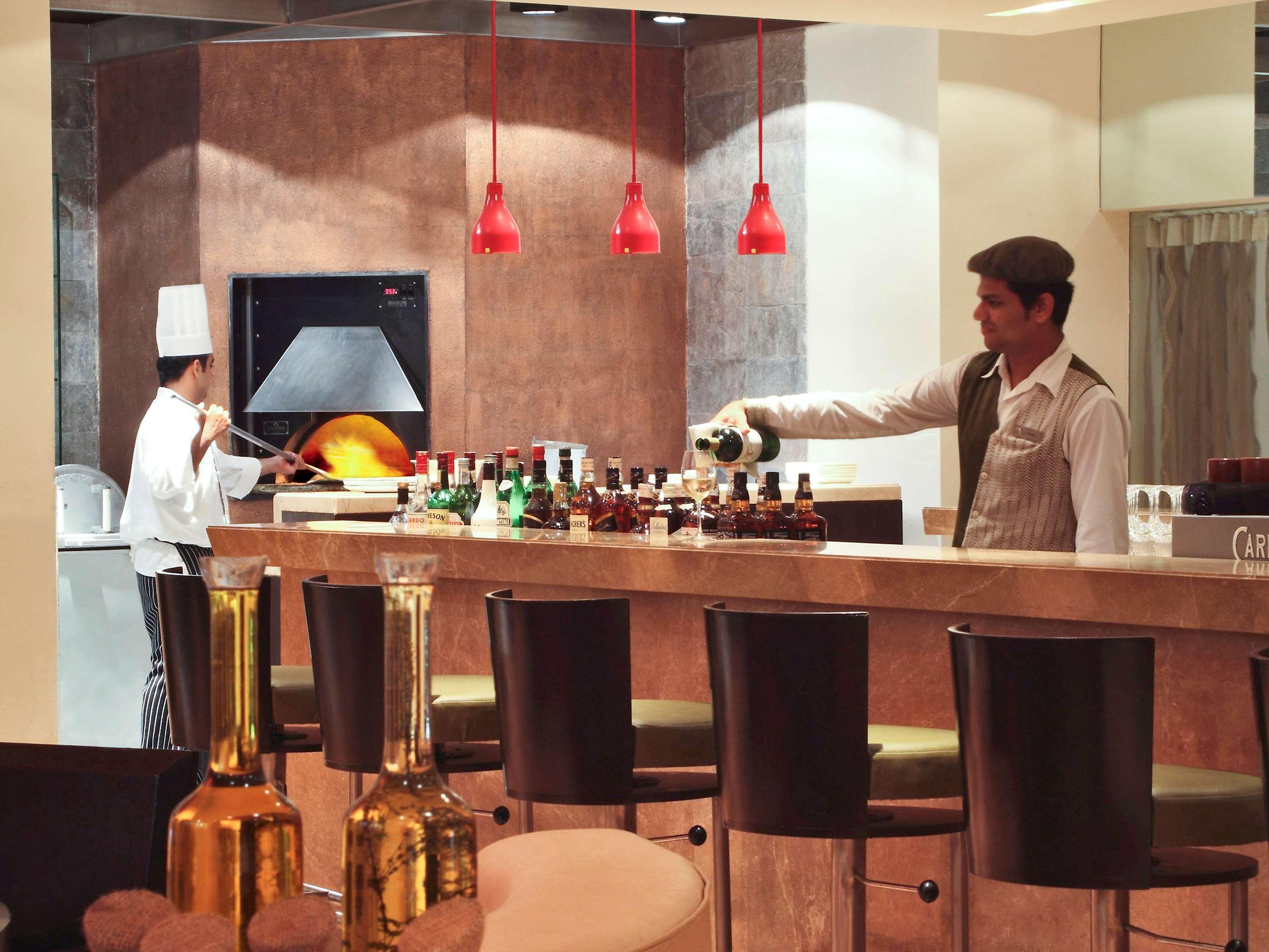 Novotel Mumbai Juhu Beach Exteriér fotografie A bartender at work