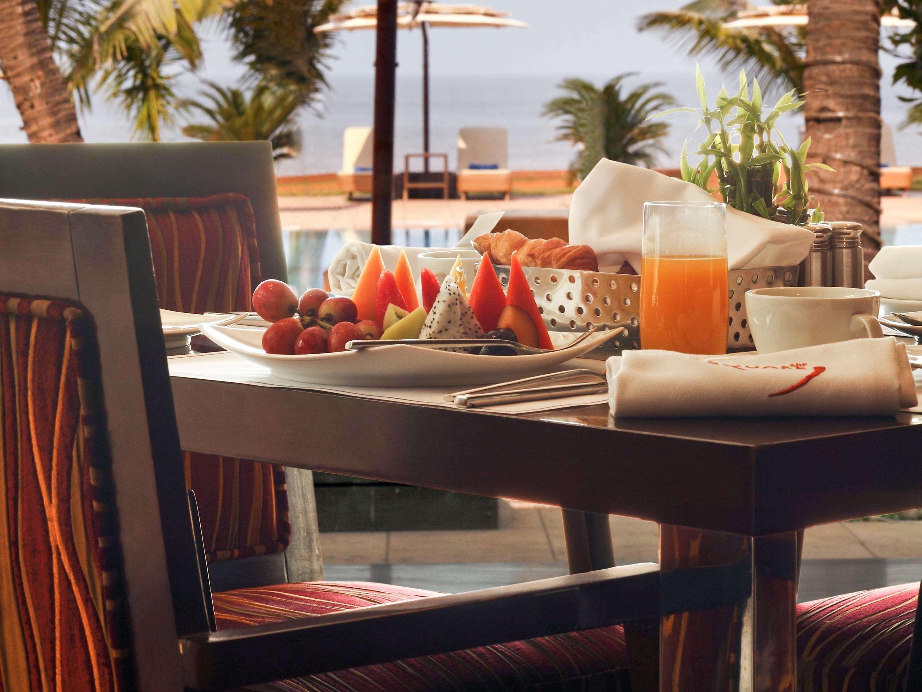 Novotel Mumbai Juhu Beach Exteriér fotografie A Christmas cracker on a table laid for breakfast