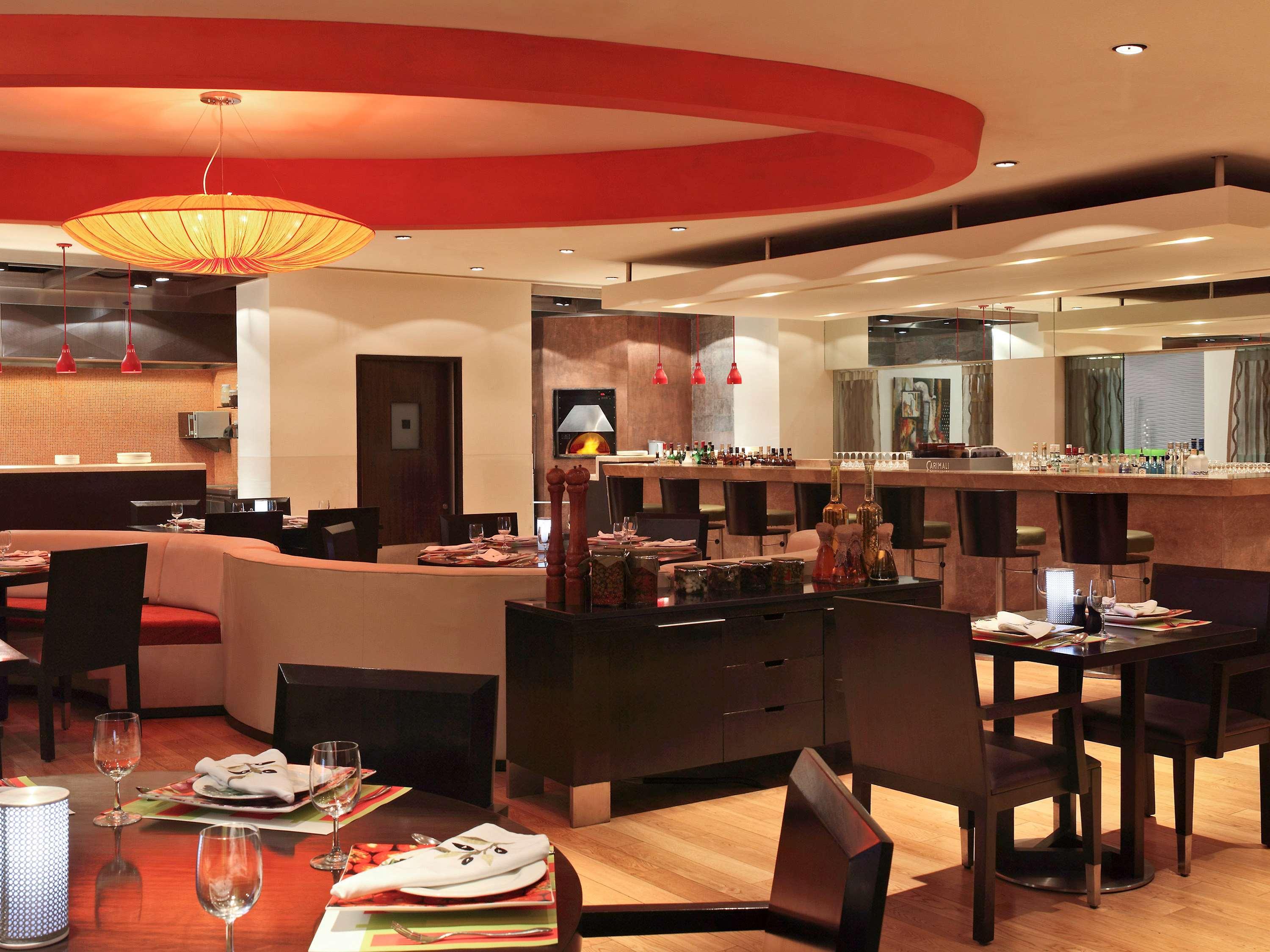 Novotel Mumbai Juhu Beach Exteriér fotografie The interior of a typical restaurant