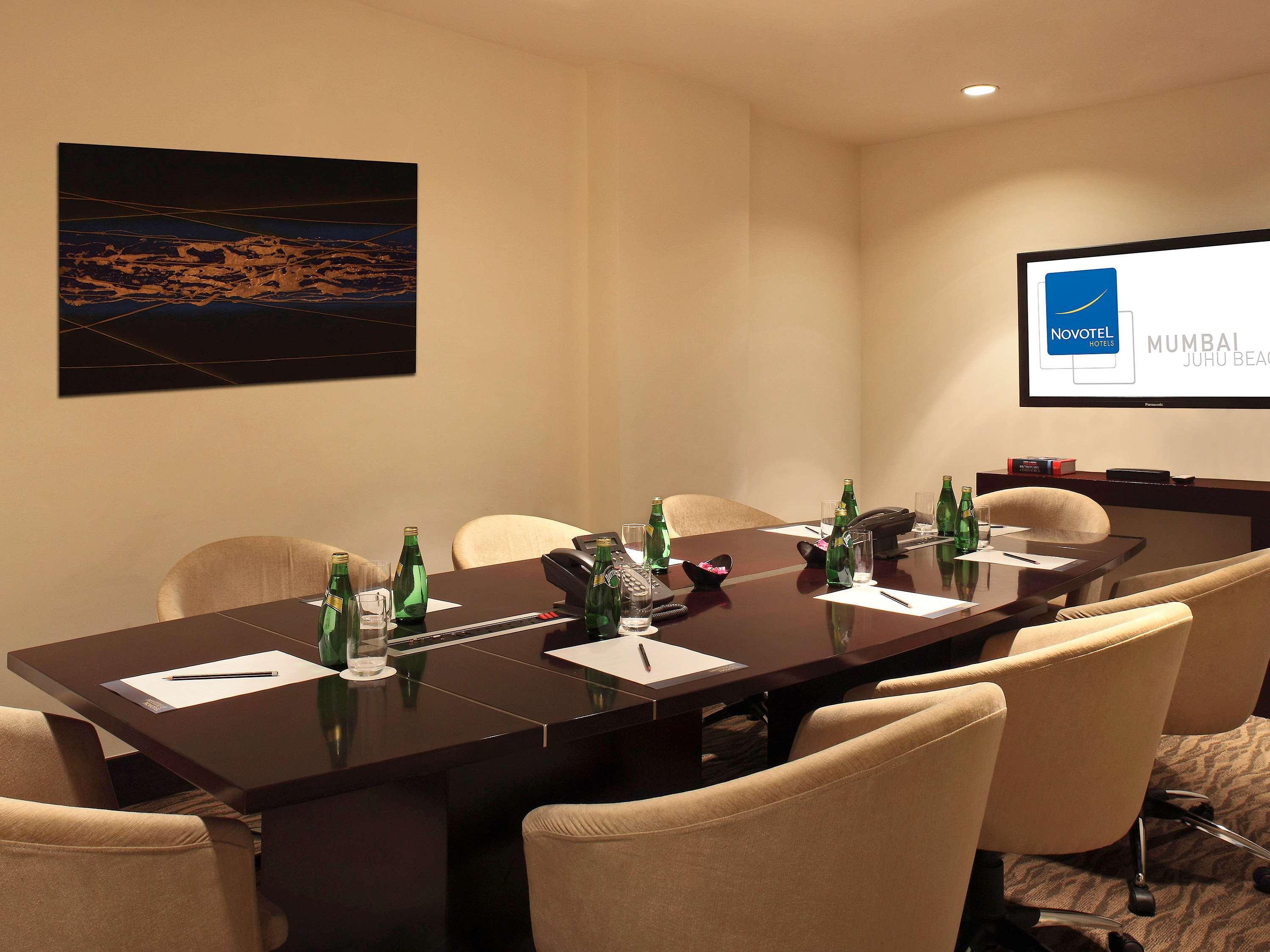 Novotel Mumbai Juhu Beach Exteriér fotografie Meeting room at the hotel