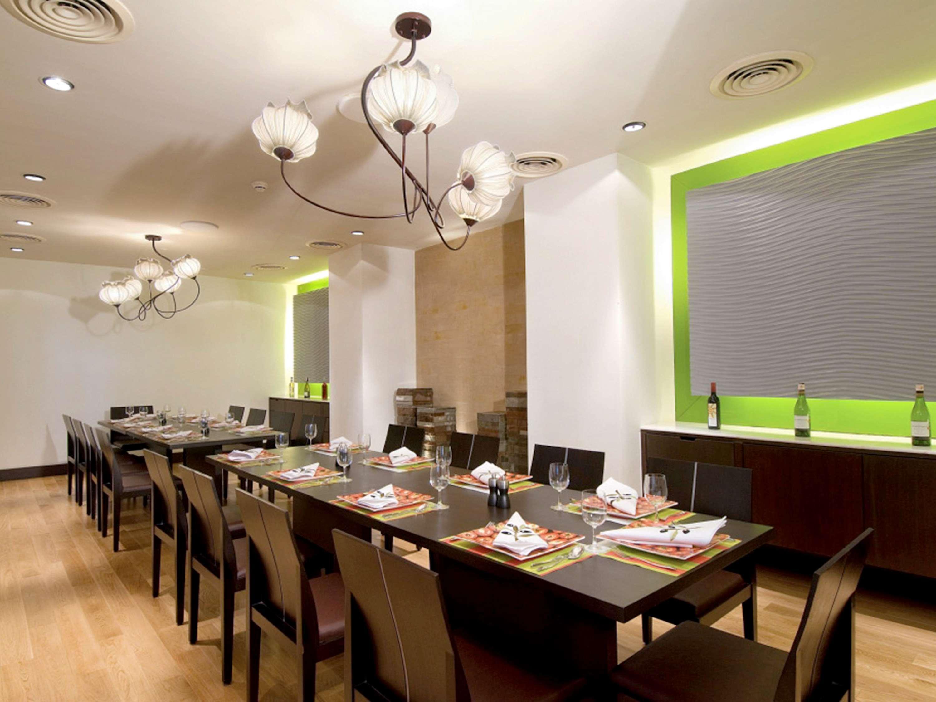 Novotel Mumbai Juhu Beach Exteriér fotografie The private dining room at the restaurant