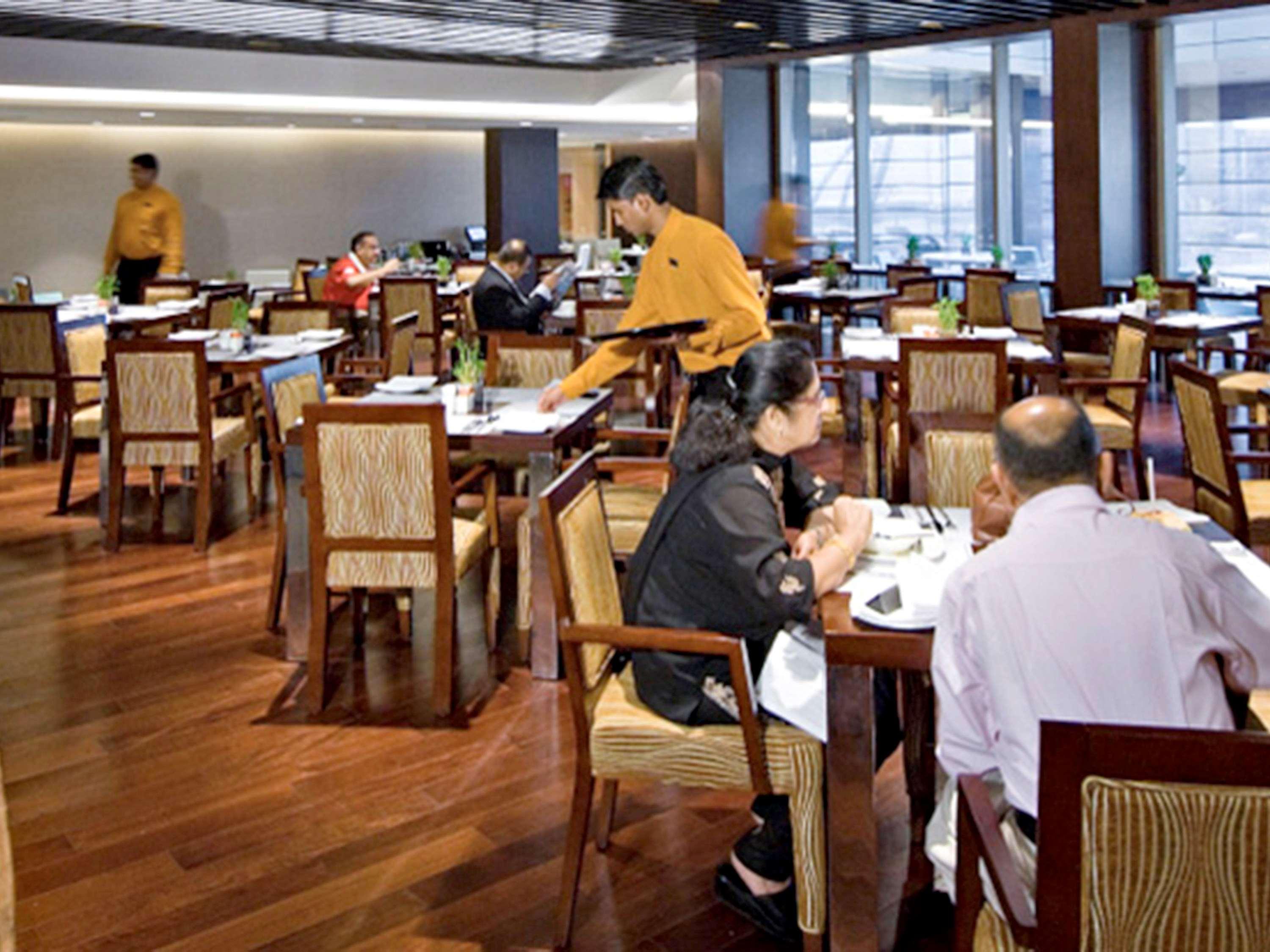 Novotel Mumbai Juhu Beach Exteriér fotografie A restaurant in India