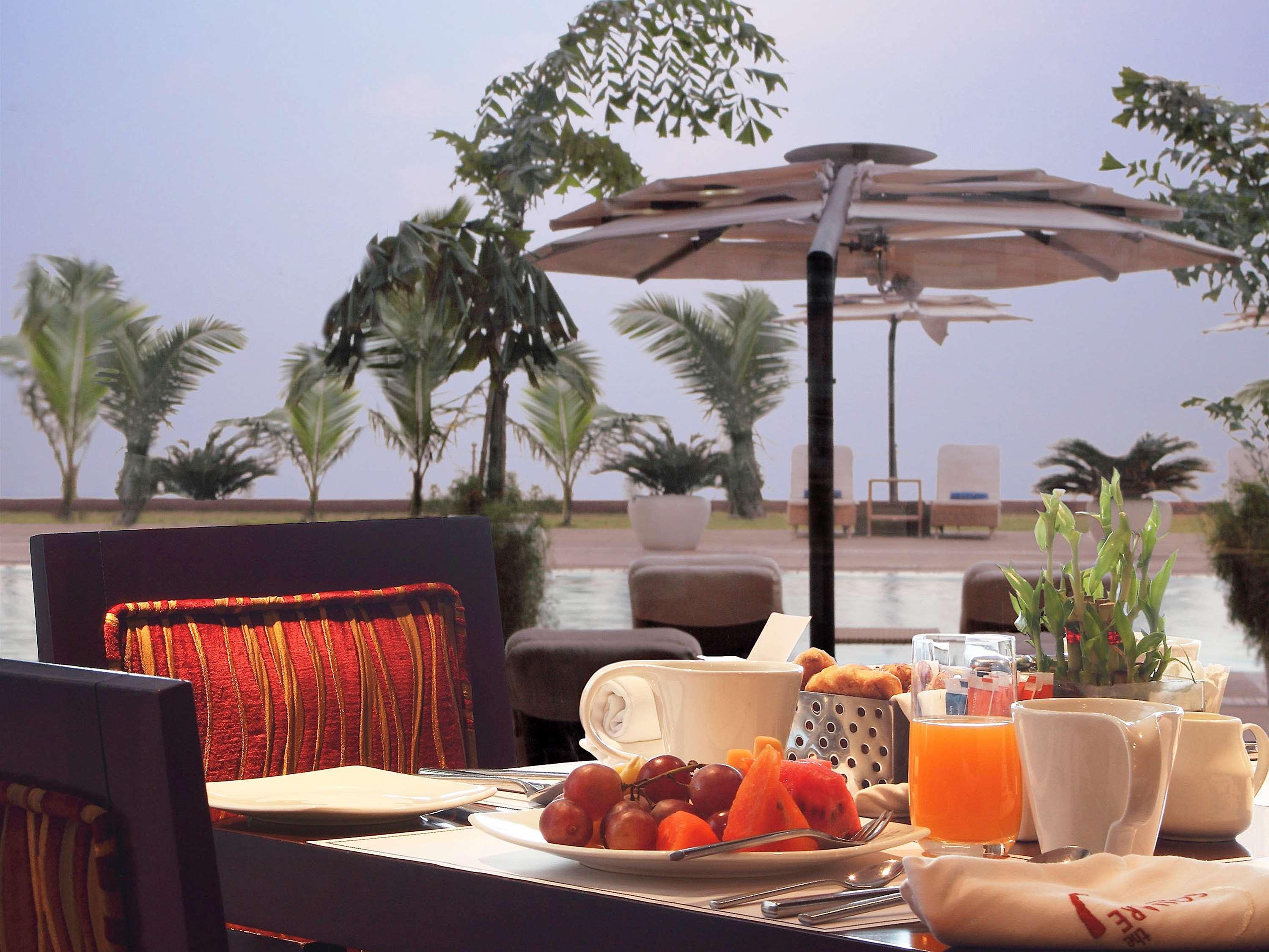 Novotel Mumbai Juhu Beach Exteriér fotografie The poolside at the Taj Bengal